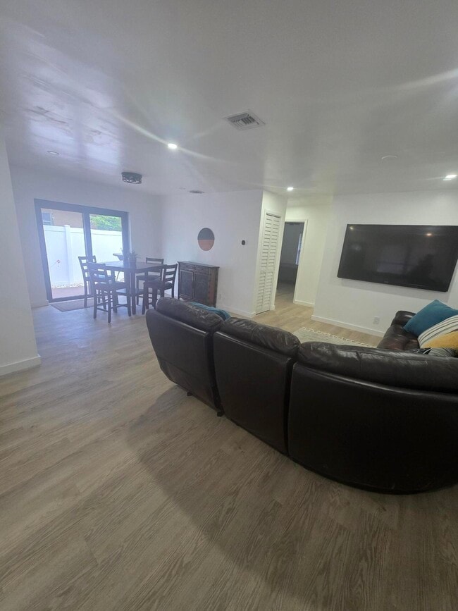 Building Photo - 320 Sterling Ave