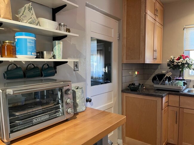 Building Photo - 732 Loma Vista Dr NE