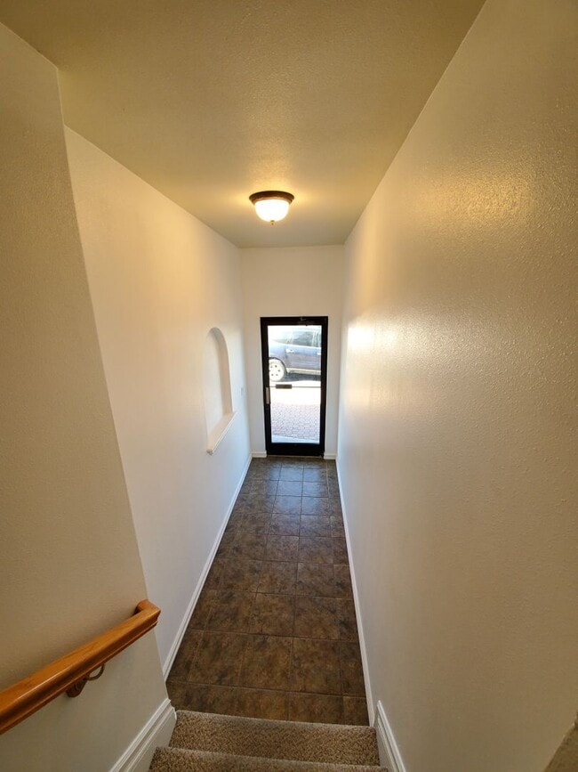 Building Photo - Spacious apartment! January rent FREE with 12 month lease!