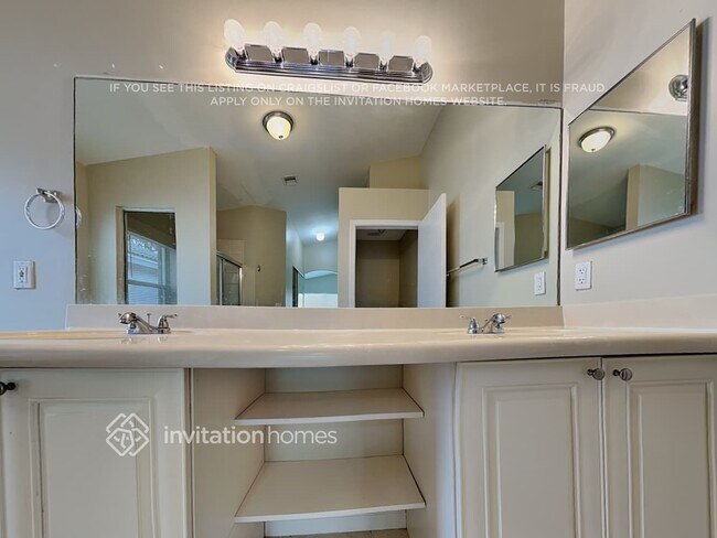 Building Photo - 4929 SW 33rd Ave