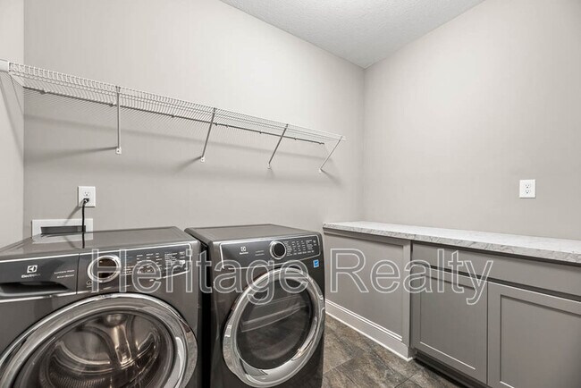 Building Photo - 925 Brookwood Ln