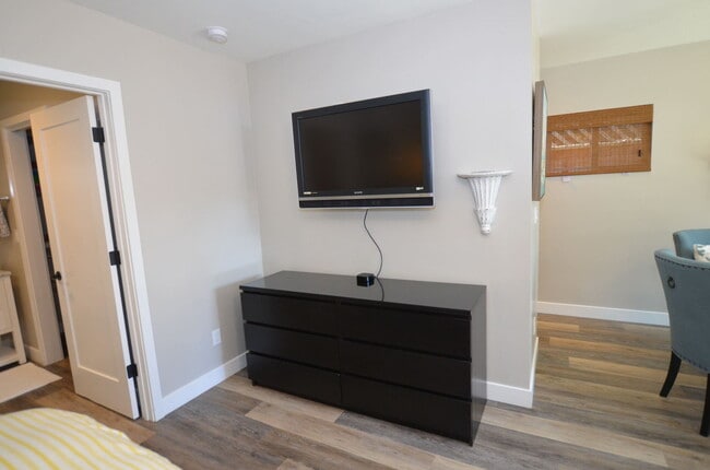 Building Photo - Charming Studio Guest house: Furnished Vacation Rental