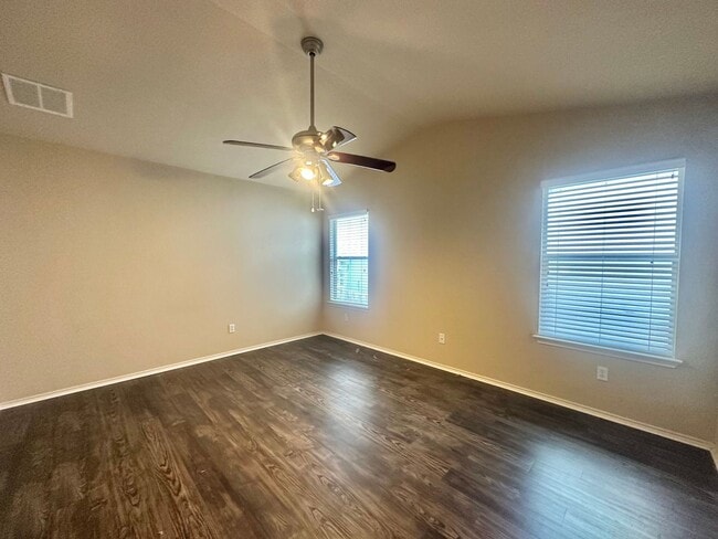 Building Photo - 3 BED 2 BATH NEW MANAGEMENT!!!!