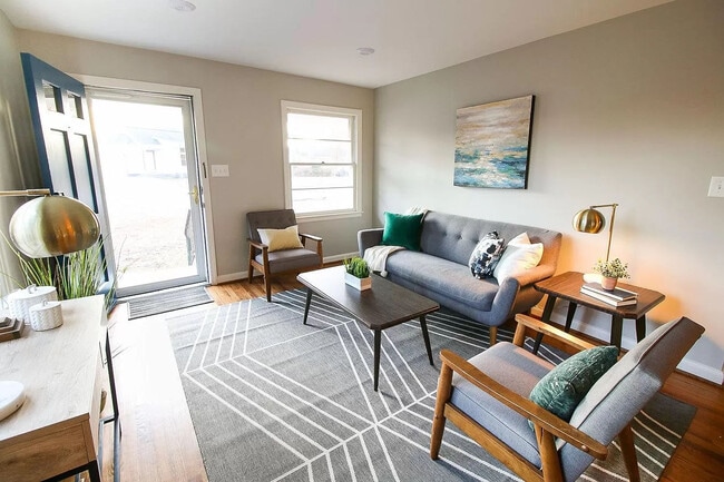 Lots of natural light - 905 Culpepper Ln