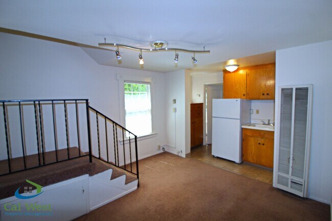 Building Photo - $1995 - Rose Garden Junior 1 Bedroom Apart...