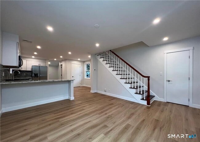 Building Photo - 429 Round Hill Rd