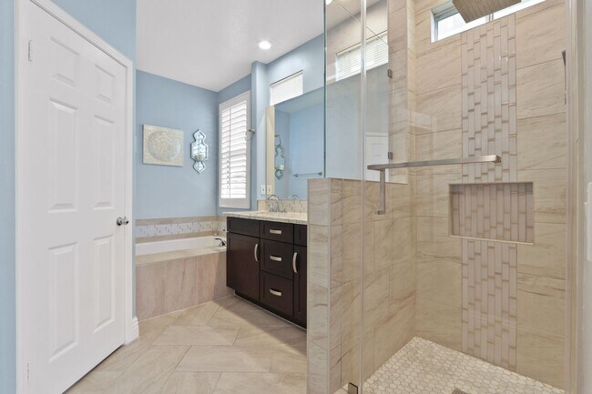 Building Photo - Spacious 3 Bedroom 3 Bath Available Now!