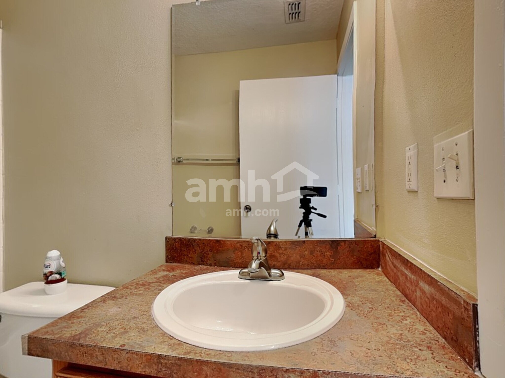 Building Photo - 3025 Holland Dr