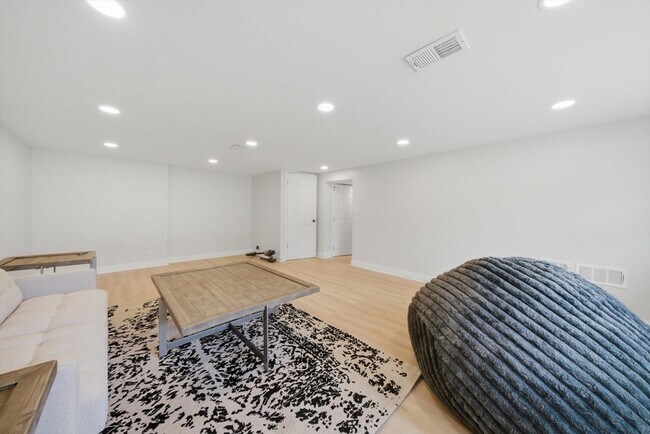 Building Photo - 9536 Tripp Ave
