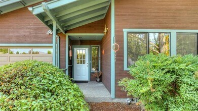 Building Photo - Serene 3 bed/2 bath home in beautiful garden setting | Available June