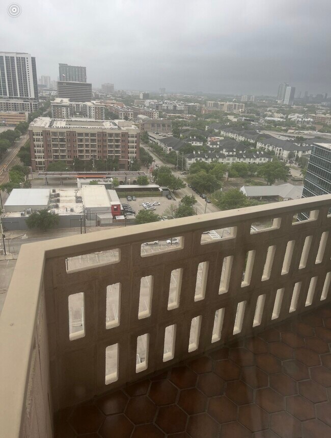 Building Photo - 2016 Main St