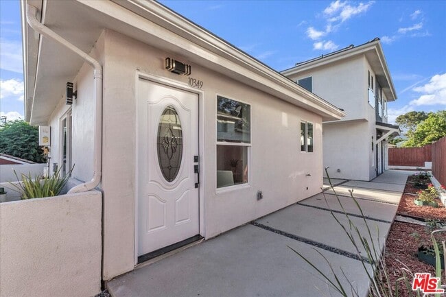 Building Photo - 10349 Hillhaven Ave