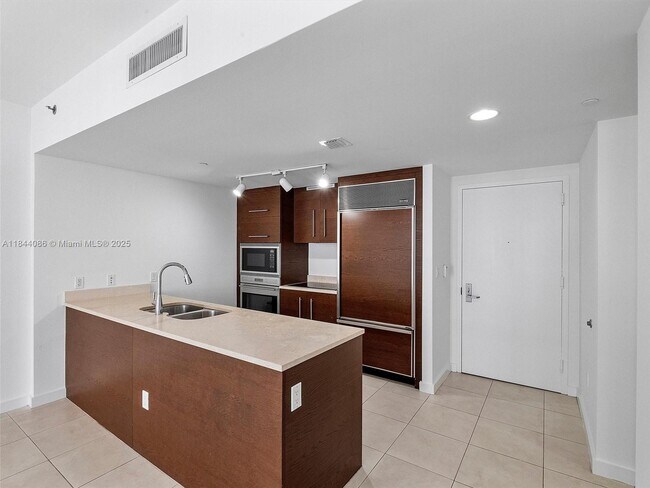 Building Photo - 475 Brickell Ave