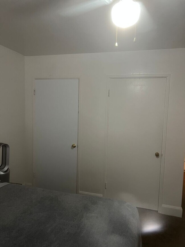 Building Photo - Price drop to $1095 a month - limited time...