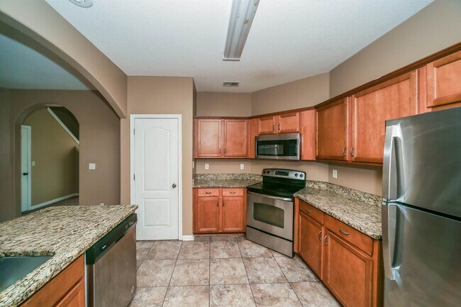 Building Photo - 10085 Woodland Hills Dr