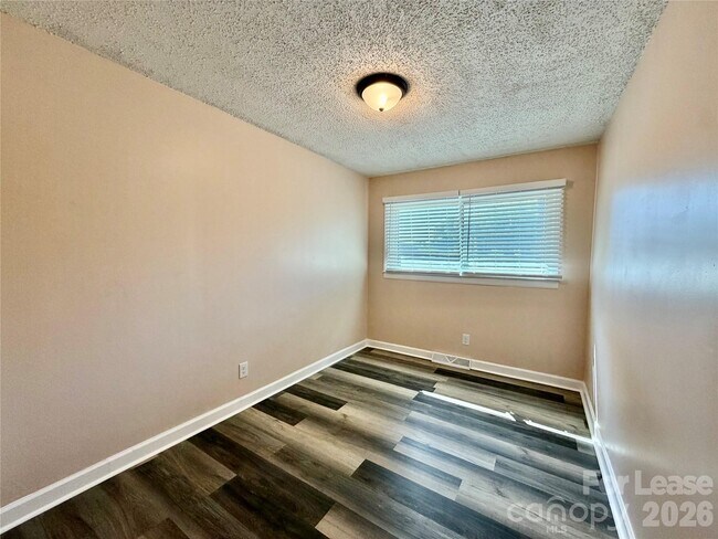 Building Photo - 3132 Dawnshire Ave