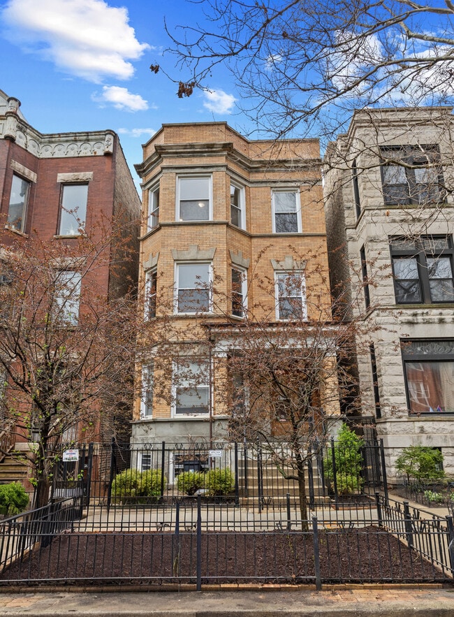 Building Photo - 915 W Newport Ave