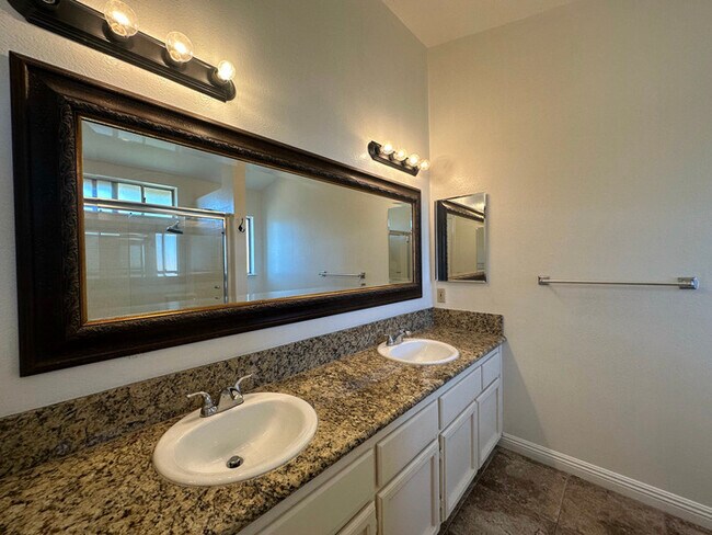 Building Photo - 39542 Del Val Dr