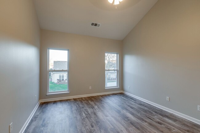 Building Photo - Immaculate & move-in ready townhouse locat...