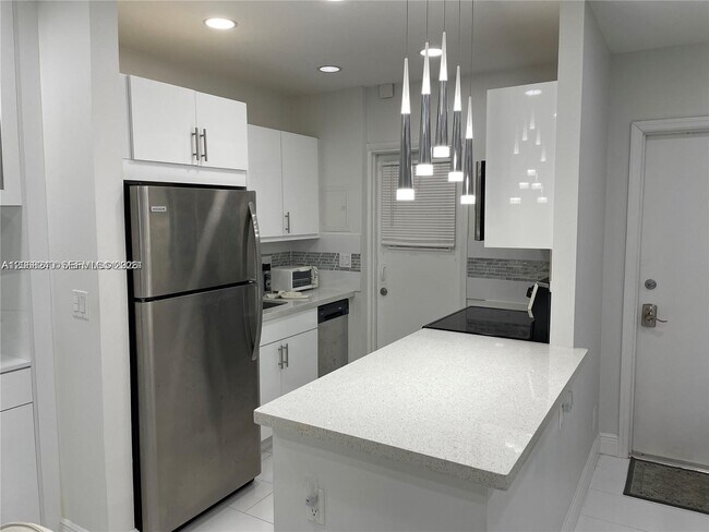Building Photo - 1407 NE 56th St