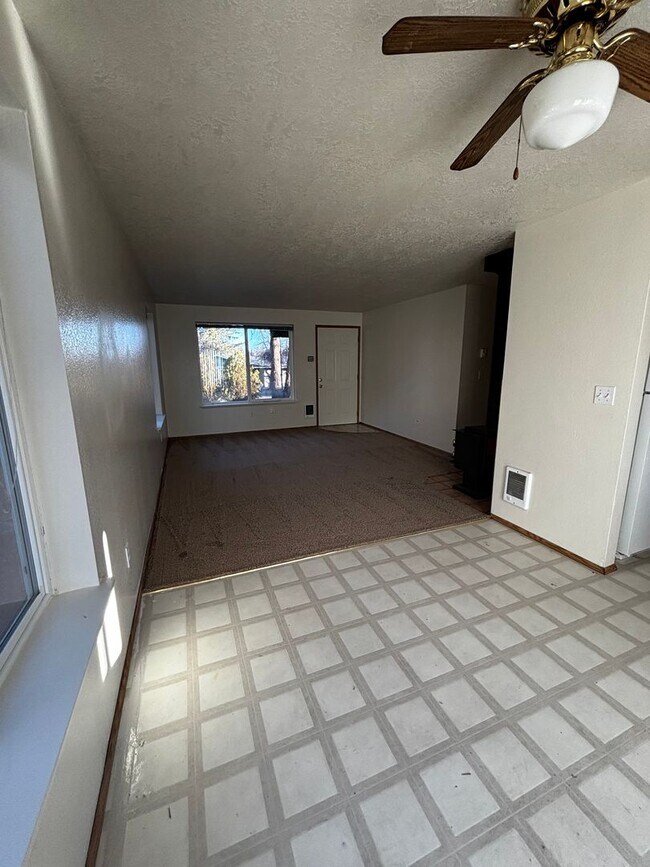 Building Photo - 3 bed 2 bath home located in Northeast Bend, close to parks, trails, and shopping