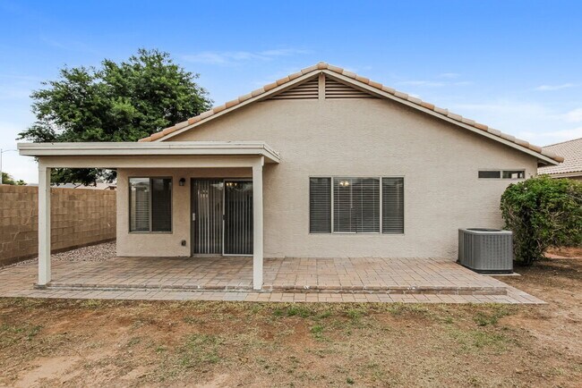 Building Photo - 15550 N Naegel Dr