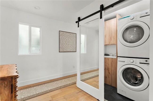 Building Photo - 520 Iris Ave