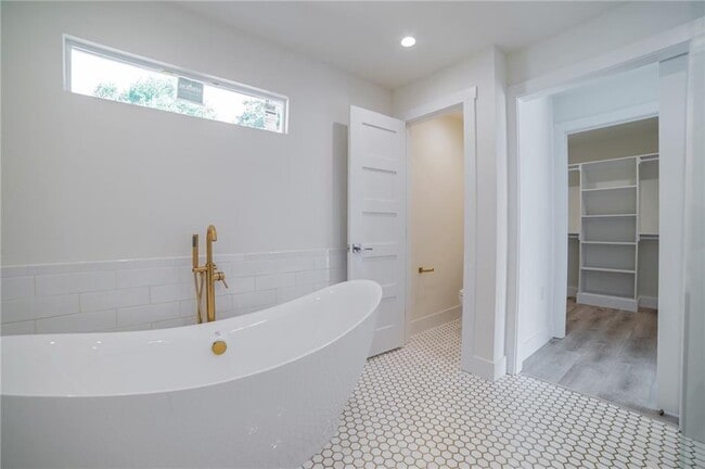Building Photo - 1502 Villanova Dr