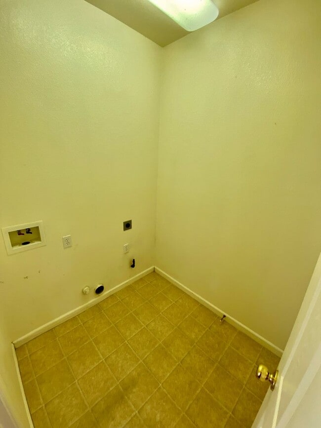 Building Photo - Beautiful Single Story Home with Local Park a Block Away!