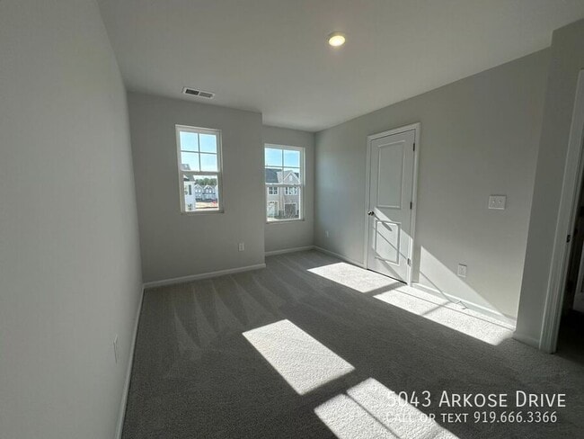 Building Photo - 5043 Arkose Dr