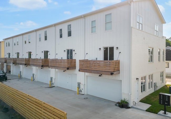 Building Photo - *MOVE IN SPECIAL 1/2 security deposit and waiving $175 Admin Fee!* New Build 3 Beds | 3.5 Baths |...