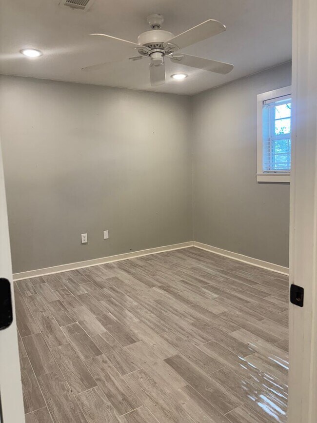 Building Photo - 810 E Oak Ave