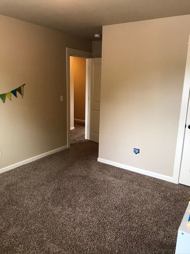 Building Photo - 4bed/3ba Old Portland style Home Nestled i...