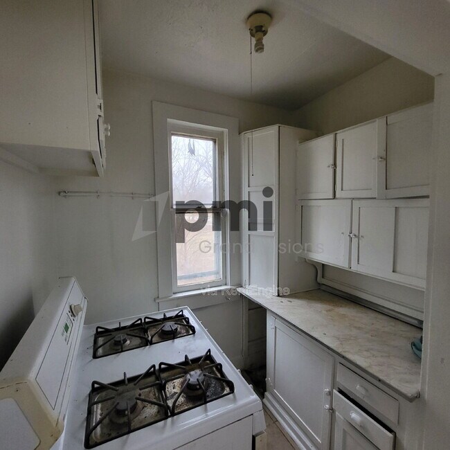 Building Photo - 895 W Leafland Ave