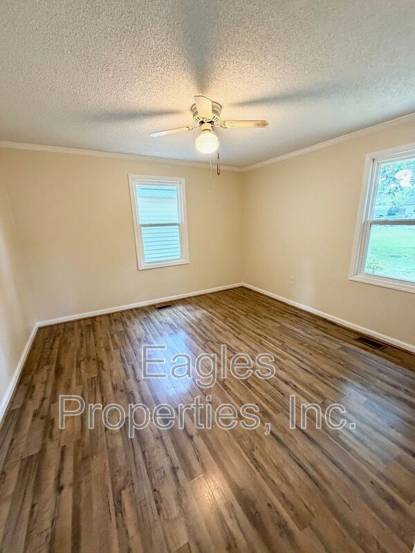 Building Photo - 605 S Oleander Ave