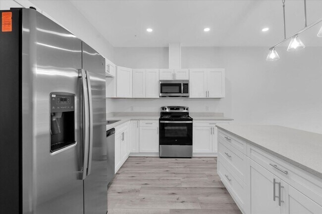 Building Photo - 705 S Orange Ave