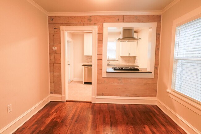 Building Photo - UPDATED & REMODELED 2 Bed 1 bath property ...