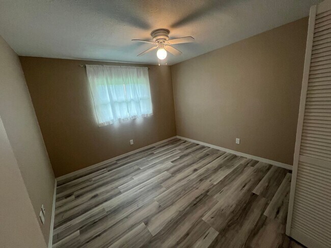 Building Photo - Annual ** Newly Renovated ** 3 Bedroom / 2...