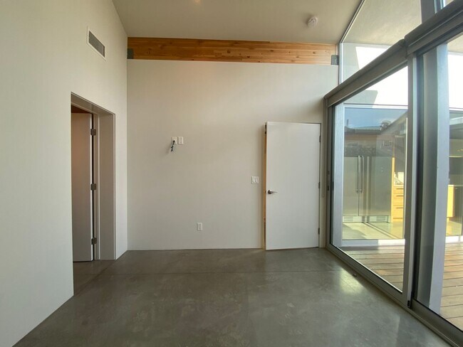 Building Photo - M340 - Miller