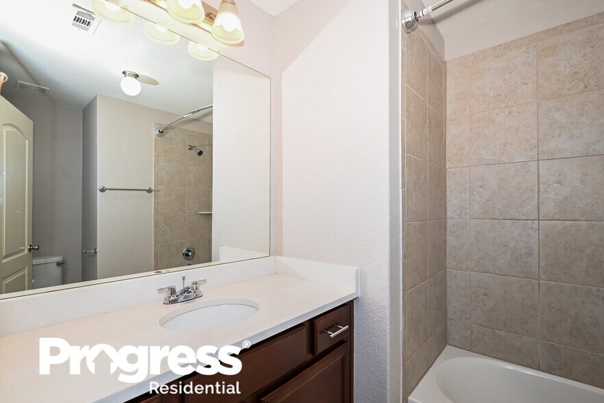 Building Photo - 1327 Chapman Dr
