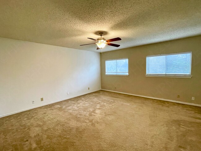 Building Photo - 8858 Roquefort