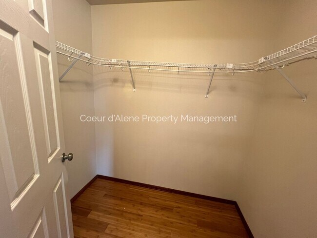 Building Photo - Well Maintained 4 bed house in The Landings