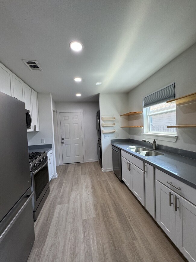 Building Photo - "Charming 1-Bedroom Haven with 1.5 Baths on Hines Avenue, Waco"