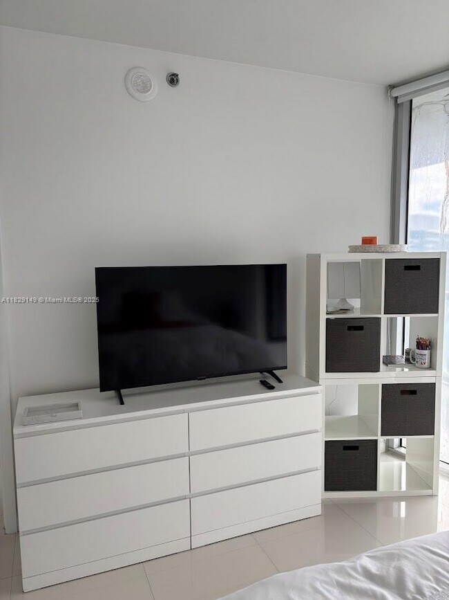 Building Photo - 465 Brickell Ave