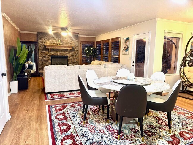 Building Photo - 982 4000 N