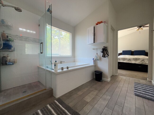 Building Photo - Spacious East Davis Home available in July!