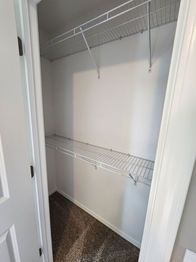 Building Photo - Spacious 3-Bedroom, 2-Bathroom Home AVAILA...