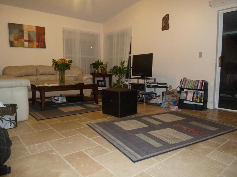 Building Photo - 1916 Windsor Oak Dr