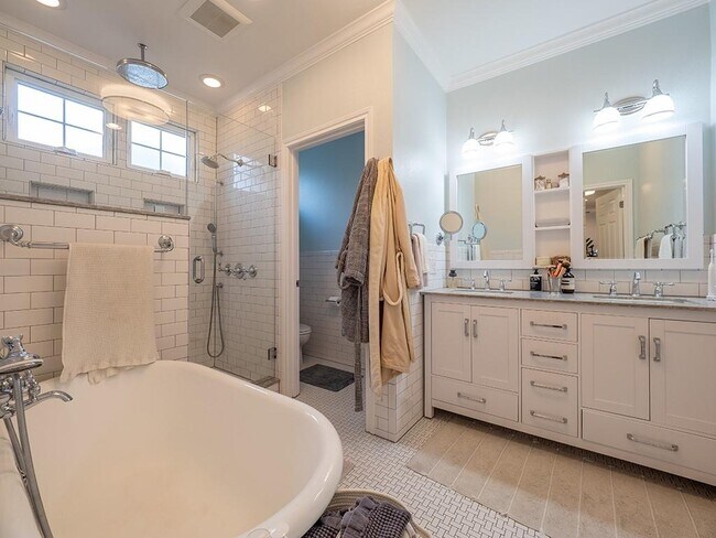 Building Photo - 1026 E 44th St