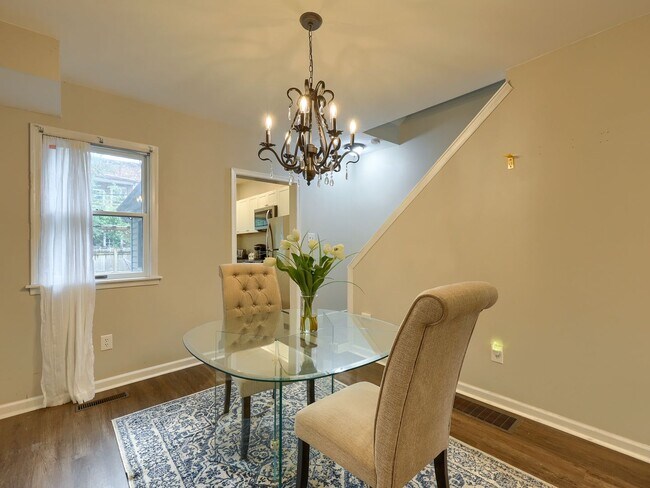 Building Photo - Quaint Home in Heart of Midtown
